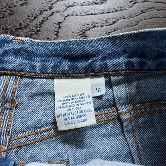 Bill Blass Single Pleat Denim Shorts - Picture 6 of 6